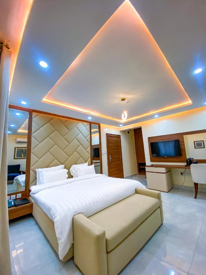 Plush Hotel,아부자 외부 사진