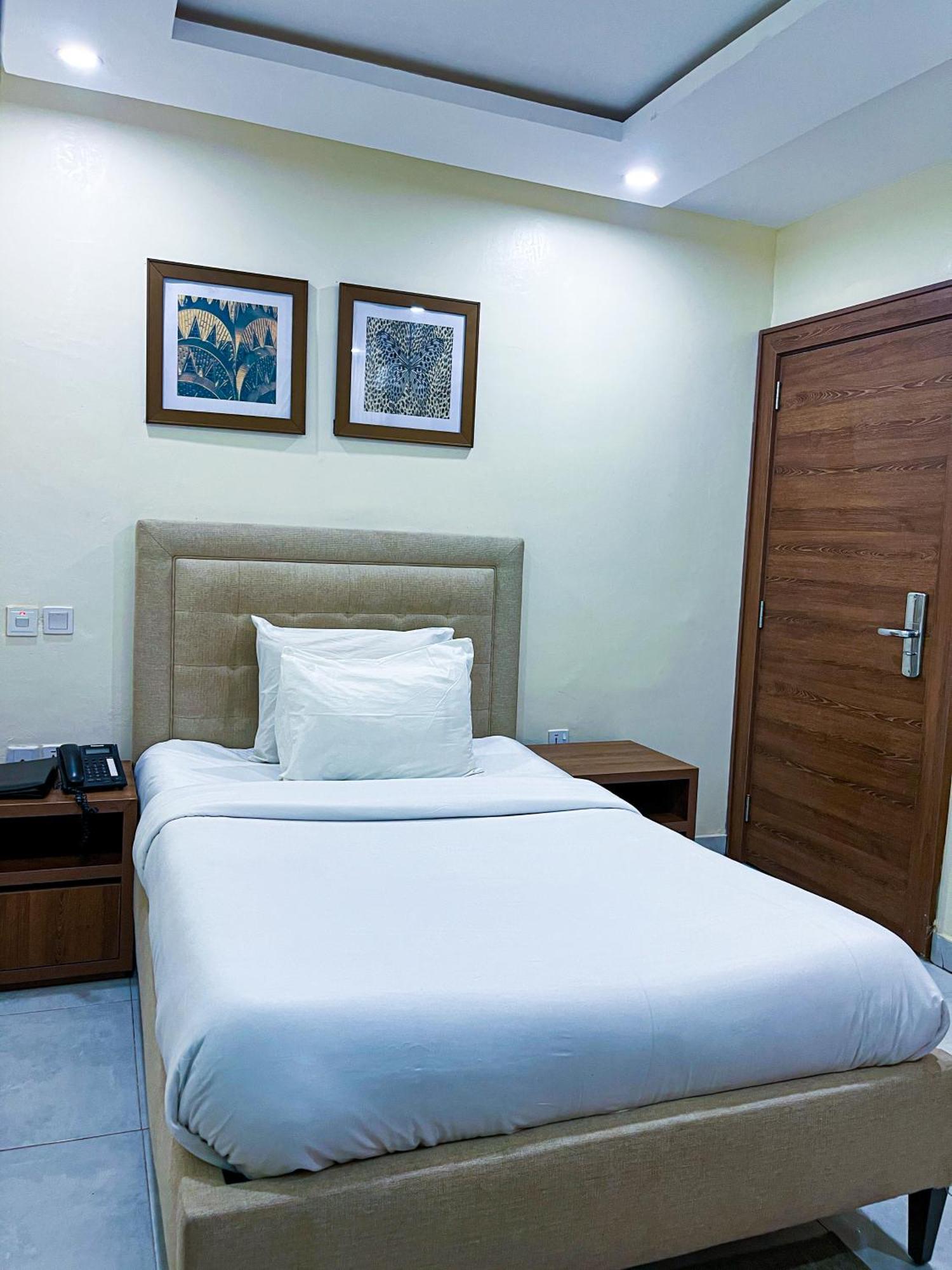 Plush Hotel,아부자 외부 사진